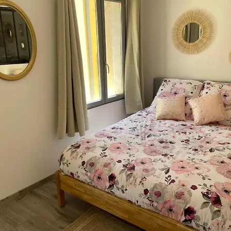 : Centre Historique Апартаменти *