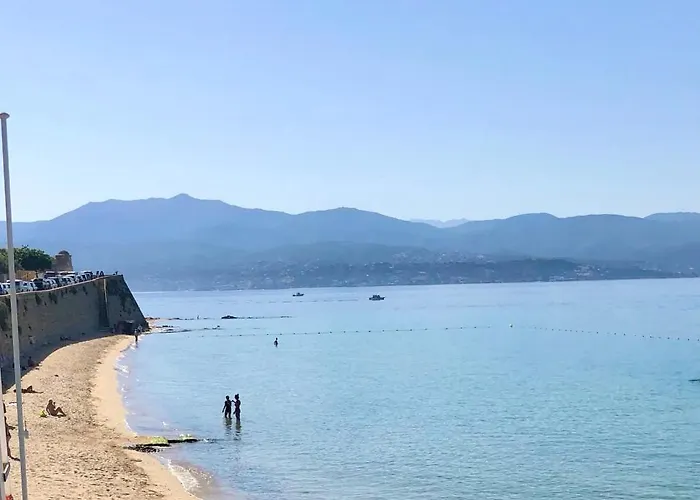 : Centre Historique Апартаменти *